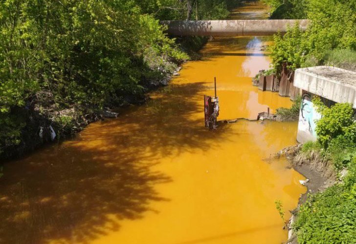 Отруйно-жовта річка Либідь: стало відомо, що показав аналіз проб води