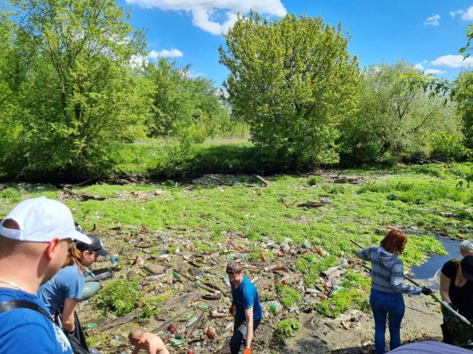 Біля Харкова волонтери самотужки прибирали сміттєвий "острів" на річці: фото до та після