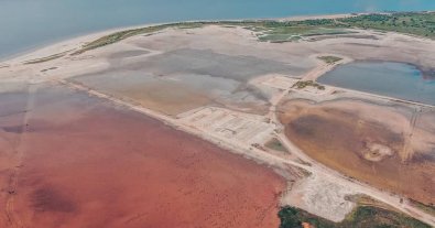 Фото – "Марсіянські пейзажі": лиман на Одещині змінив колір. Фото та відео