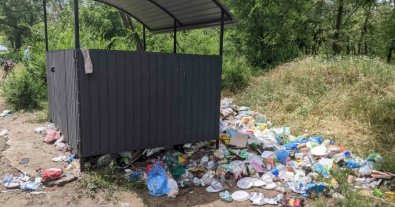 Фото – Жителі Мелітополя влаштували самовільний смітник у міському лісопарку. Фото та відео