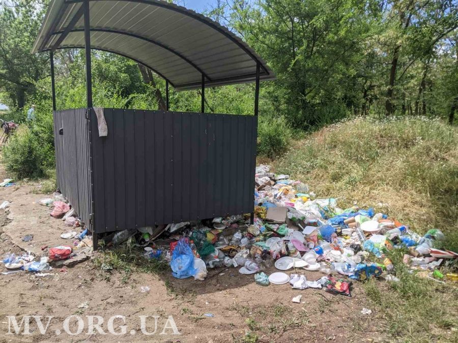 Фото – Жителі Мелітополя влаштували самовільний смітник у міському лісопарку. Фото та відео