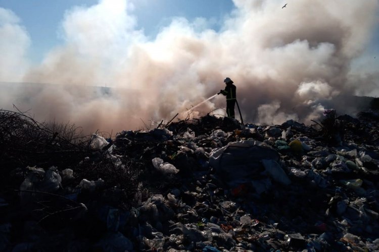 В Днепропетровской области произошел масштабный пожар на мусорной свалке. Фото