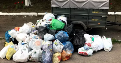 Фото – На Дніпропетровщині учні самостійно зібрали причіп сміття: фото