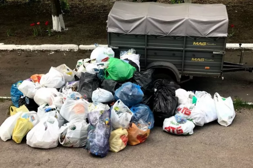 На Днепропетровщине ученики самостоятельно собрали прицеп мусора: фото