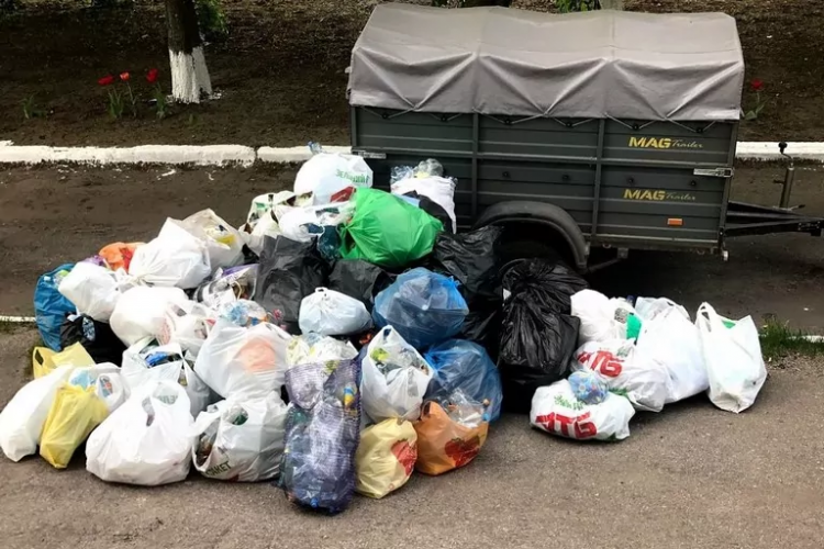 На Дніпропетровщині учні самостійно зібрали причіп сміття: фото