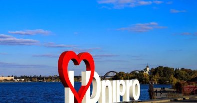 Фото – У Дніпрі відходи зруйнованого внаслідок ракетного удару будинку почали засипати у річку