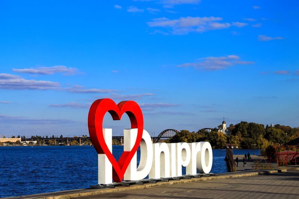 Photo – In Dnipro, waste from a house destroyed by a missile strike is being dumped into the river