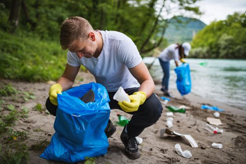 Волонтери продовжують рятувати річку біля Харкова від небезпечного пластику: фото та відео 