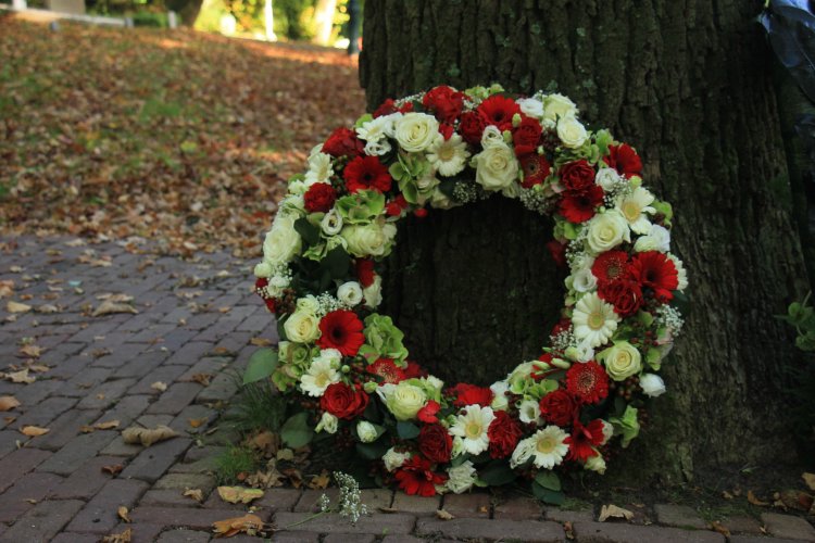 На Волыни громада отказалась от искусственных цветов на кладбищах