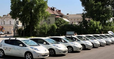 Фото – На Івано-Франківщині запустили сервіс екотаксі з Tesla і Nissan