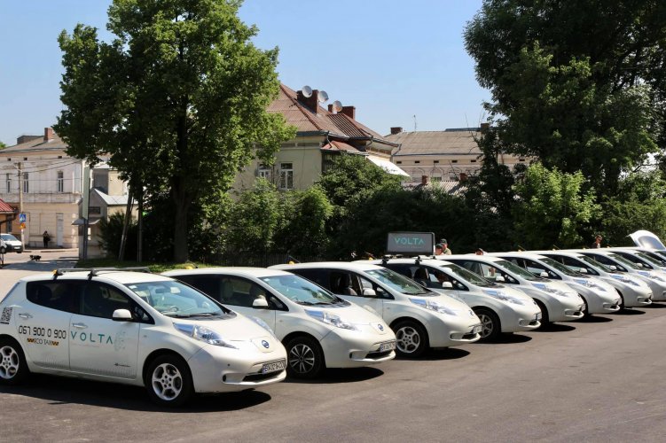 На Ивано-Франковщине запустили сервис экотакси с Tesla и Nissan