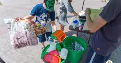 Фото – У Кам’янському пластикові пляшки обмінювали на екоторбинки
