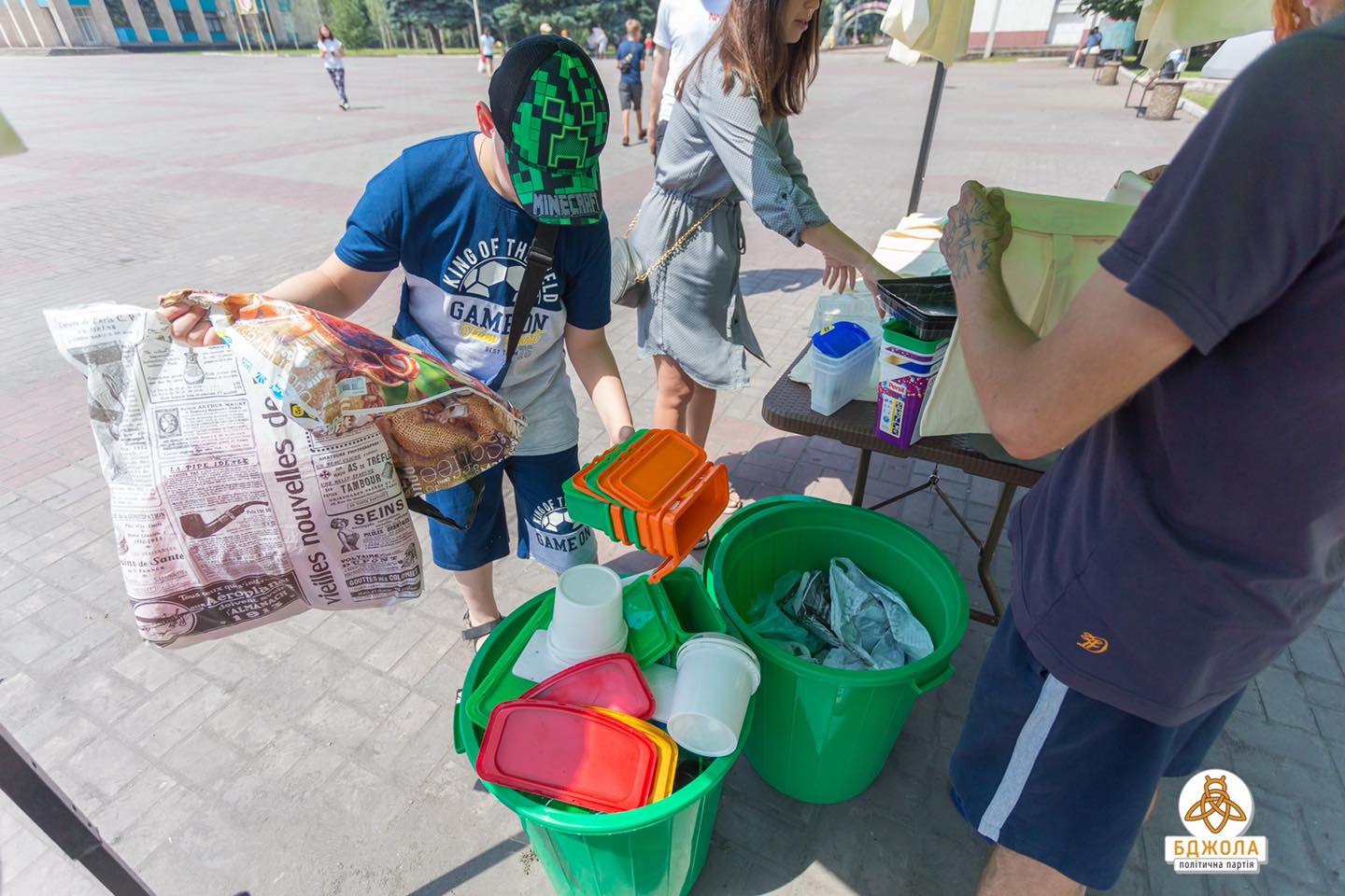 Фото – В Каменском пластиковые бутылки обменивали на экосумки