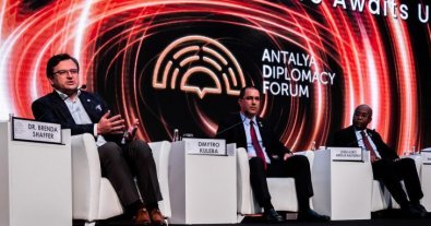 Фото – Кулеба заявив, що розвиток "зеленої" енергетики неможливо зупинити