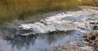 Фото – На Хмельниччині активісти зупинили небезпечні викиди в річку. Фото до та після
