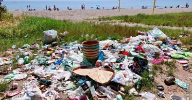 Фото – В Одесі на пляжі санаторію утворилося сміттєзвалище