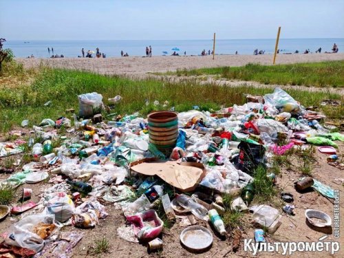 В Одесі на пляжі санаторію утворилося сміттєзвалище