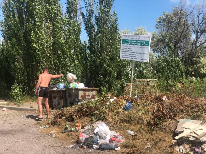 В Бердянске на территории заказника образовалась мусорная свалка. Фото, видео