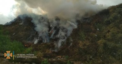 Фото – У Маріуполі сталася пожежа на міському сміттєзвалищі. Фото