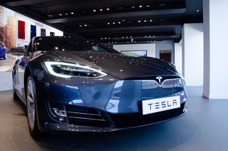 Илон Маск представил самый быстрый в мире электромобиль. Видео