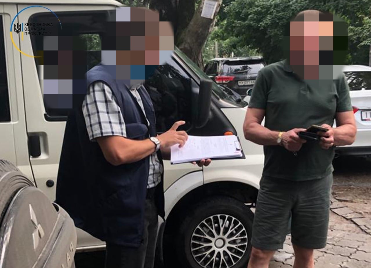 Фото – У Херсоні посадовець нацпарку, якому висунули підозру, утікав від правоохоронців. Відео