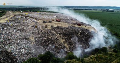 Фото – Біля Тернополя дві доби горіло величезне сміттєзвалище. Фото