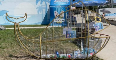 Фото – На столичному пляжі встановили оригінальний контейнер для пластику. Фотофакт