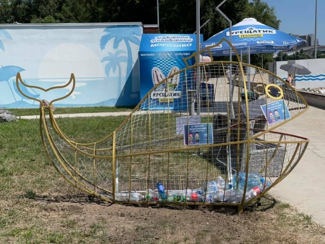 На столичном пляже установили оригинальный контейнер для пластика. Фотофакт