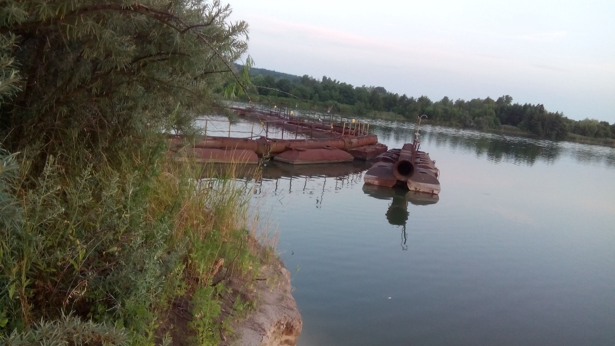 Фото – Екологи забили на сполох: у Києві по-варварськи знищують озеро. Фото