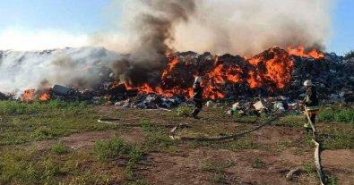 Фото – Одеські рятувальники понад 11 годин гасили пожежу на сміттєзвалищі
