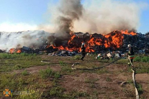 Одесские спасатели более 11 часов тушили пожар на свалке