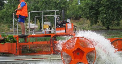 Фото – У Києві очищатимуть Дніпро від водоростей і сміття за допомогою водного комбайна. Фото