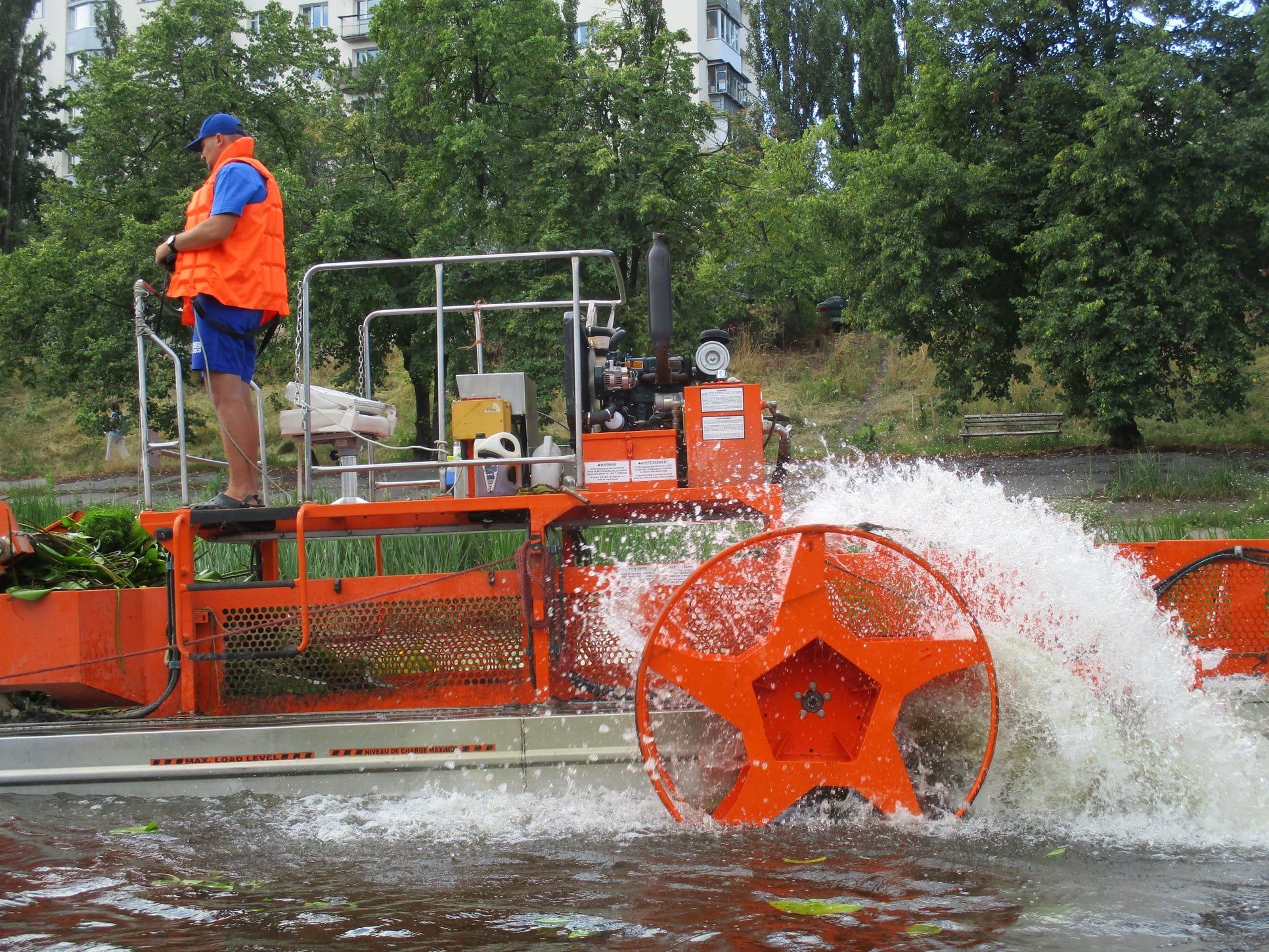 На Русановке водный комбайн очищает Днепр от водорослей и мусора - фото -  новости Киева | ЭкоПолитика