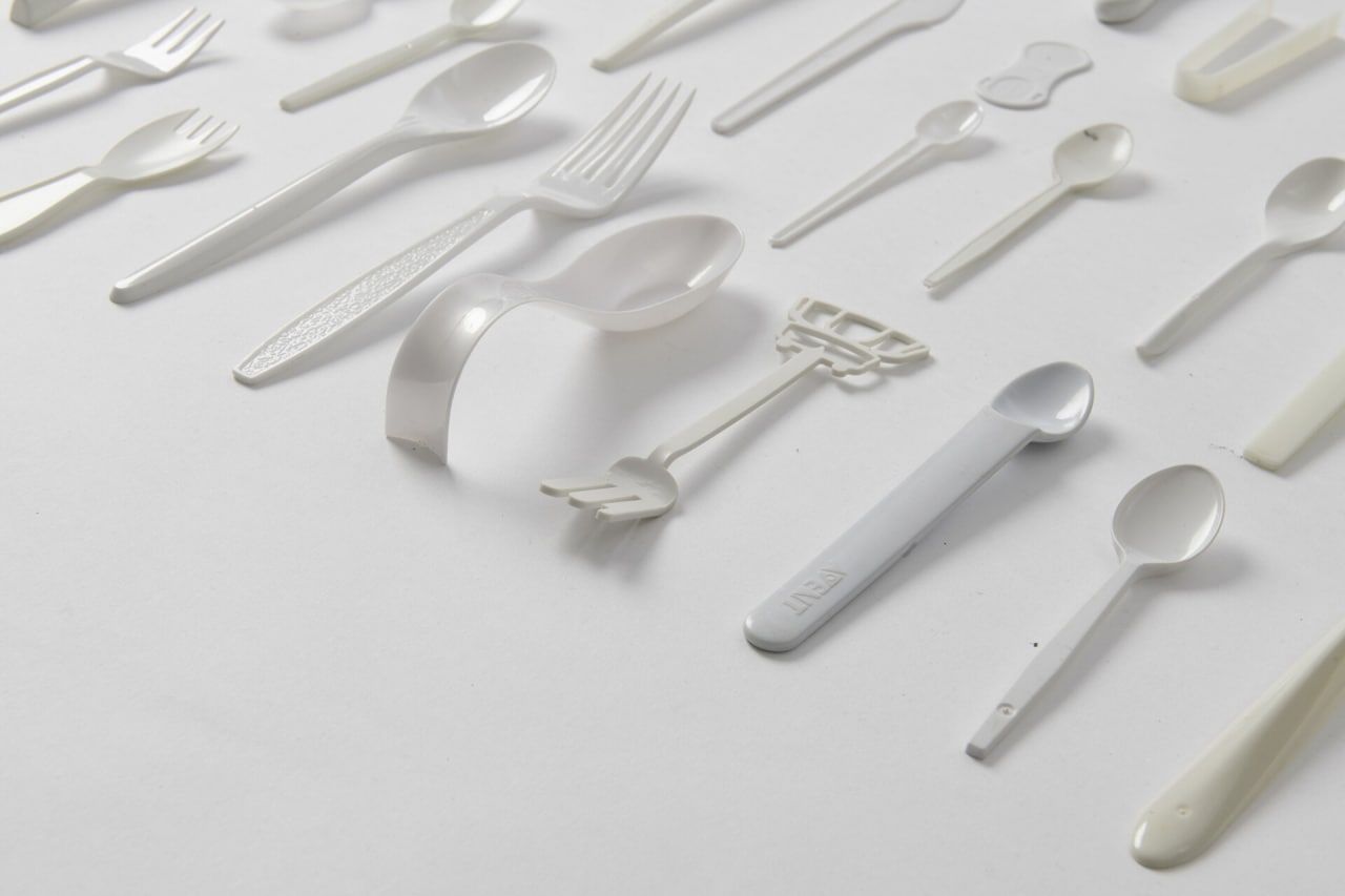 Пластик как артефакт: в Лондоне провели выставку одноразовой посуды