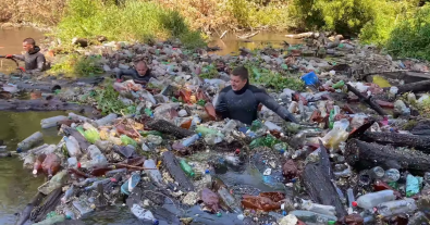 Фото – "Острови" з пляшок: у мережі показали відео екологічної катастрофи на Харківщині