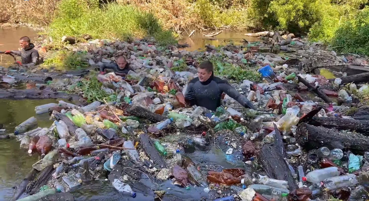 Фото – "Острови" з пляшок: у мережі показали відео екологічної катастрофи на Харківщині