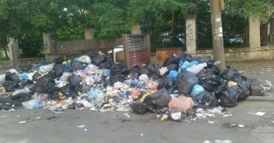 Фото – У курортному Бердянську поскаржилися на гори сміття на вулицях. Фото