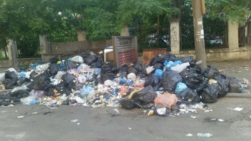 В курортном Бердянске пожаловались на горы мусора на улицах. Фото