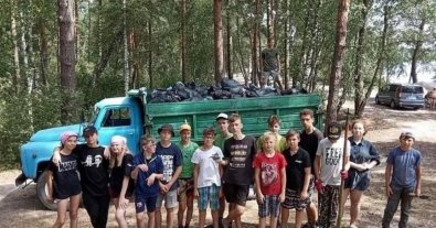 Фото – На Ровенщине участники детского лагеря устроили субботник возле озера Белое. Фото