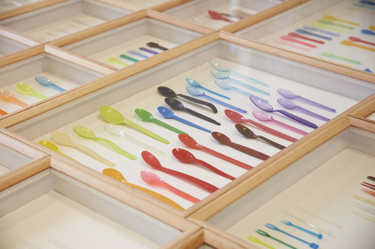 Пластик как артефакт: в Лондоне провели выставку одноразовой посуды