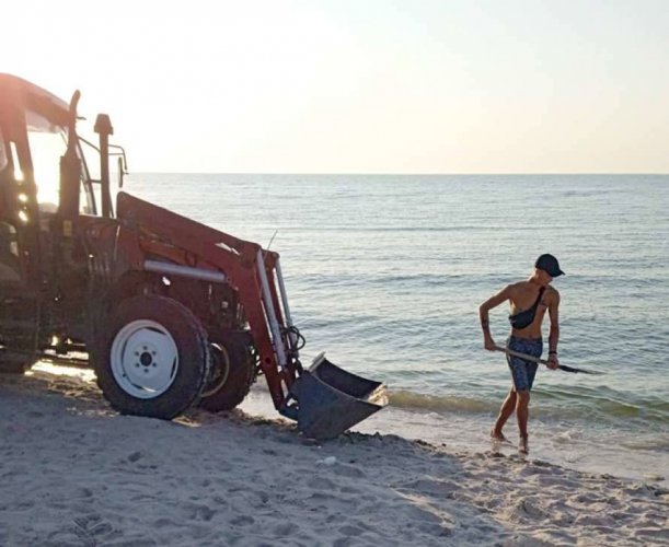 У Кирилівці шукали добровольців, щоб очистити пляж від мертвих медуз. Фото, відео