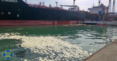 Фото – Під Одесою іноземне судно скинуло в море 8.5 тонн пальмової олії: СБУ оголосила підозру