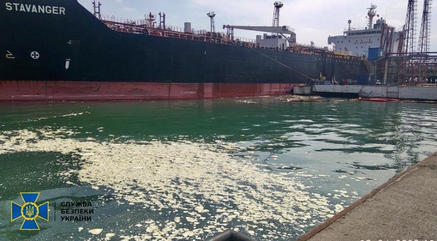 Под Одессой иностранное судно сбросило в море 8.5 тонн пальмового масла: СБУ объявила о подозрении