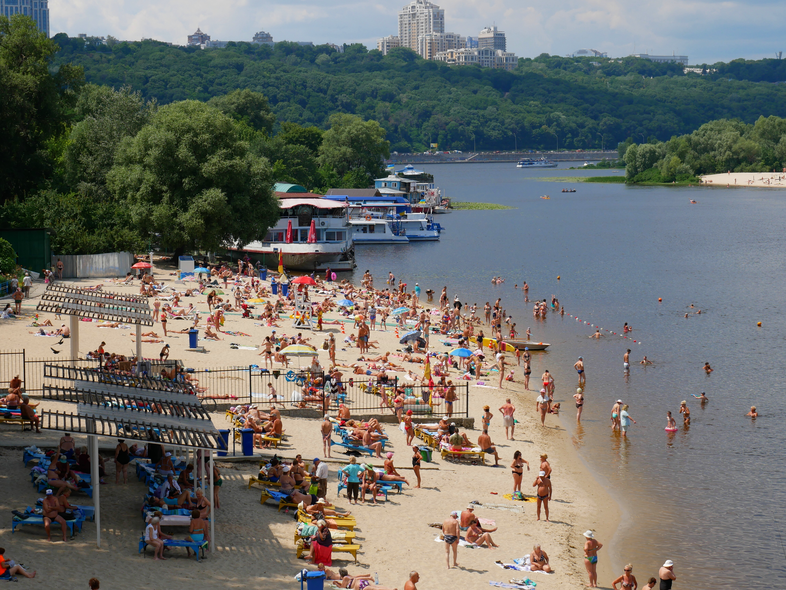 Photo – In Kiev, the beaches were checked for mines: where to swim is forbidden