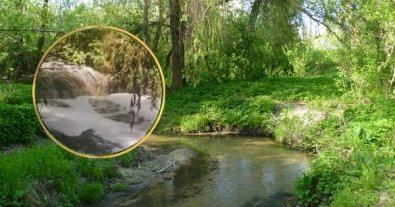 Фото – Річка в Києві стала пінитися через злив відходів. Відео