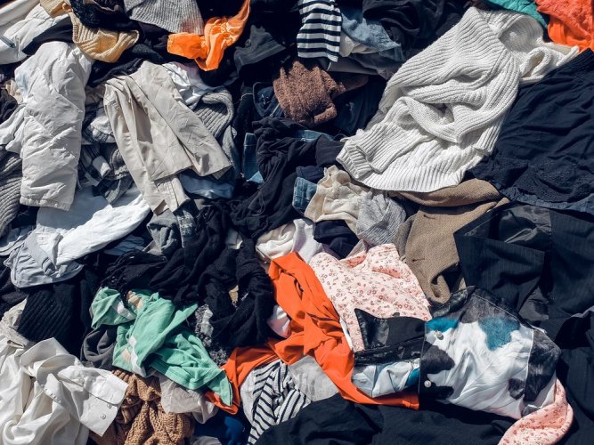 Во Львове за день собирают около 3 тонн подержанной одежды: что с ней делают дальше