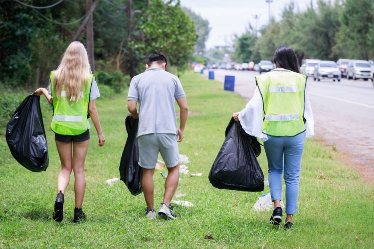 In Chernivtsi, the refugees cleaned Schiller Park as a token of gratitude to the locals. Photo