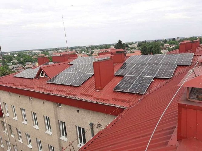 У Луцьку на даху медзакладу встановили сонячну електростанцію. Фото та відео