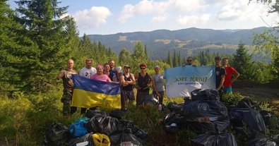 Фото – Украинцы убрали от мусора Черногорский хребет в Карпатах. Фото