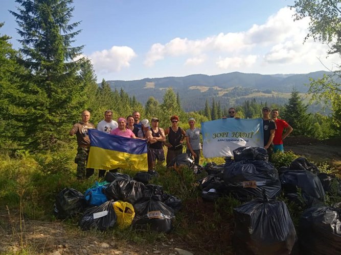 Украинцы убрали от мусора Черногорский хребет в Карпатах. Фото